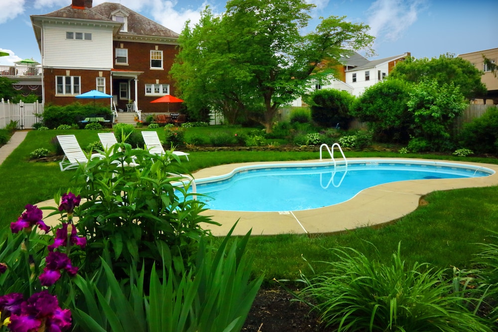 Olde Square Inn B&B