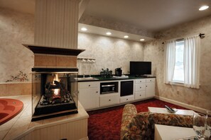 Maison Deluxe, 1 grand lit et 1 canapé-lit, foyer | Cuisine privée | Réfrigérateur