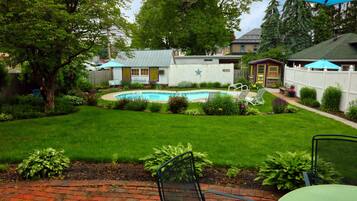 Deluxe Room, 1 Queen Bed, Jetted Tub, Garden View (Elizabeth Anne) | Outdoor pool