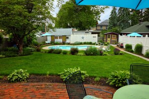 Chambre Deluxe, 1 grand lit, baignoire à jets, vue sur le jardin (Elizabeth Anne) | Piscine extérieure | Piscine extérieure, chaises longues