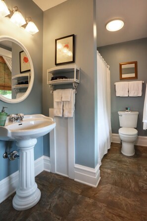 Bathroom - Olde Square Inn B&B (Mount Joy)