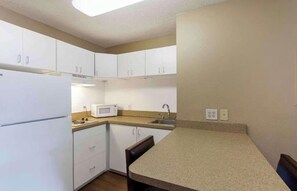 Fridge, microwave, stovetop - Studio 6 Extended Stay Memphis Airport TN (Memphis)