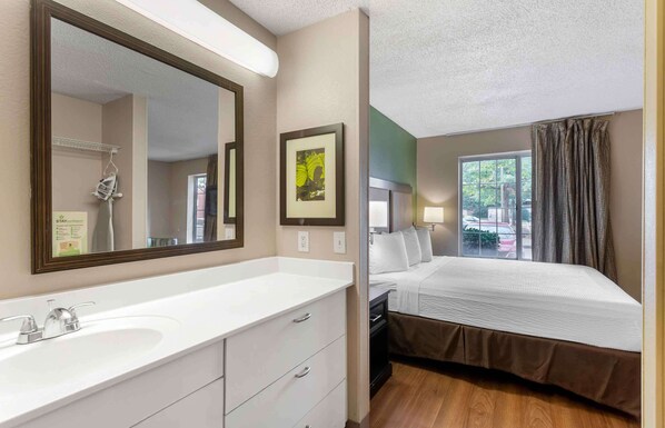 Deluxe Studio, 1 King Bed with Sofa bed, Non Smoking | Desk, iron/ironing board, free WiFi, bed sheets - Extended Stay America Suites Memphis Airport (Memphis)