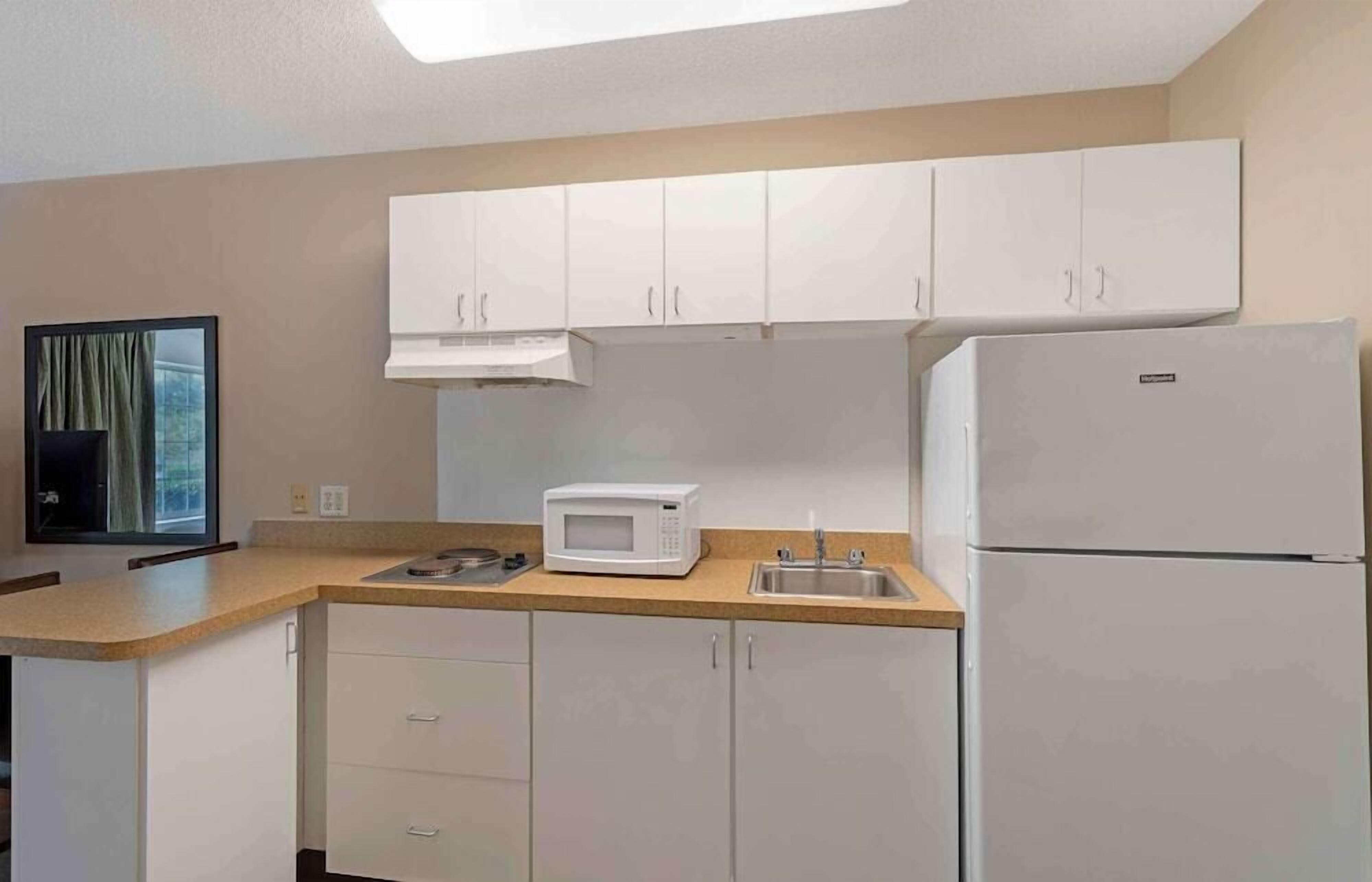 大型冷蔵庫、電子レンジ、コンロ、コーヒー / ティーメーカー