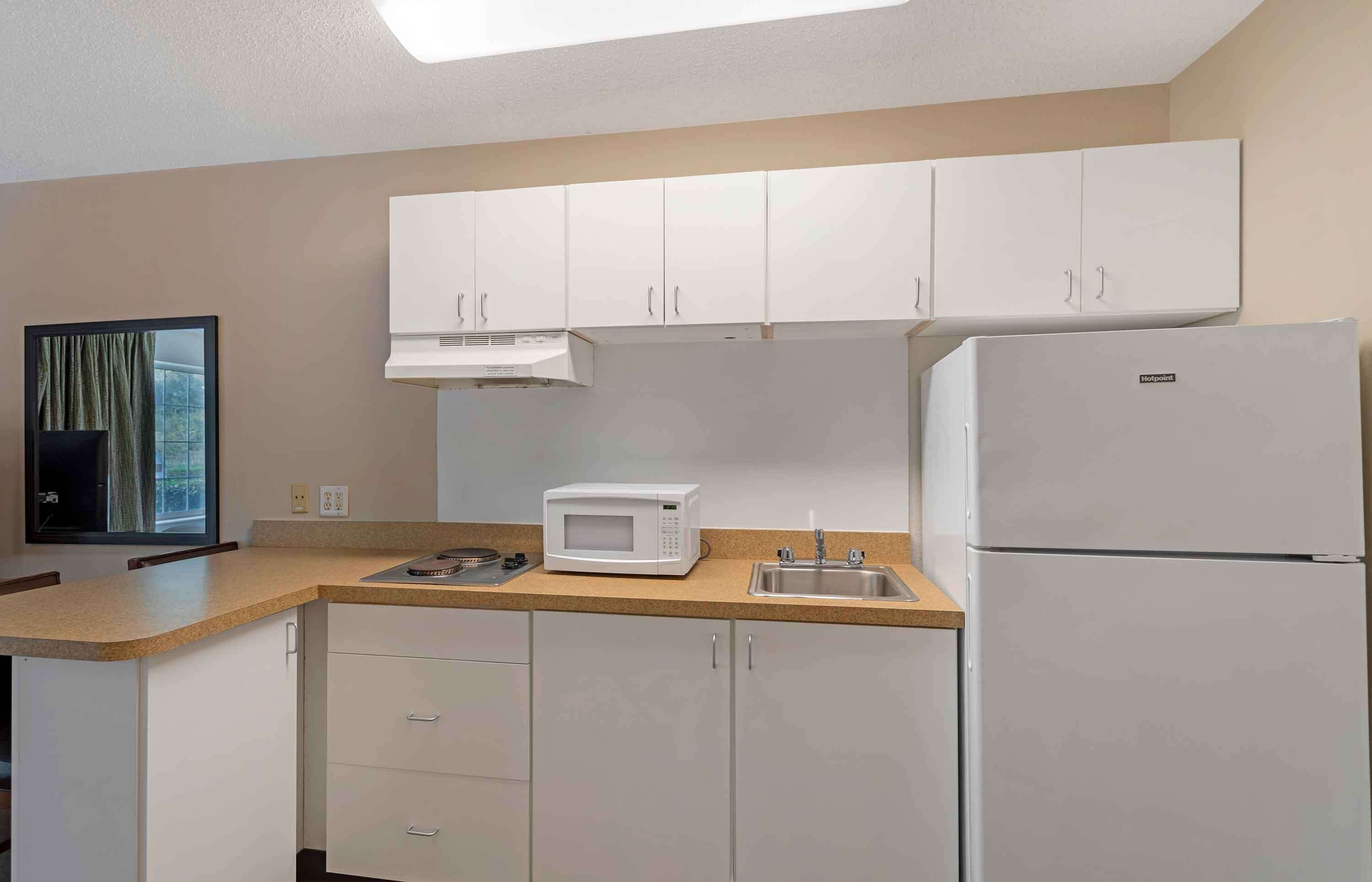 studio, 1 queen bed, non smoking | desk, iron/ironing board, free wifi, bed sheets