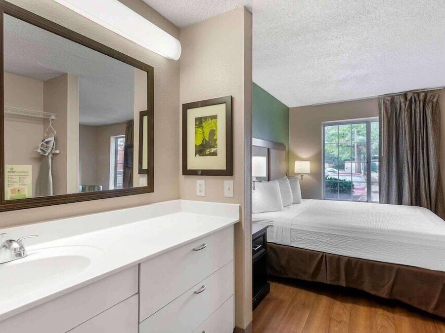 Escriptori, planxa i posts de planxar, wifi gratuïta i roba de llit