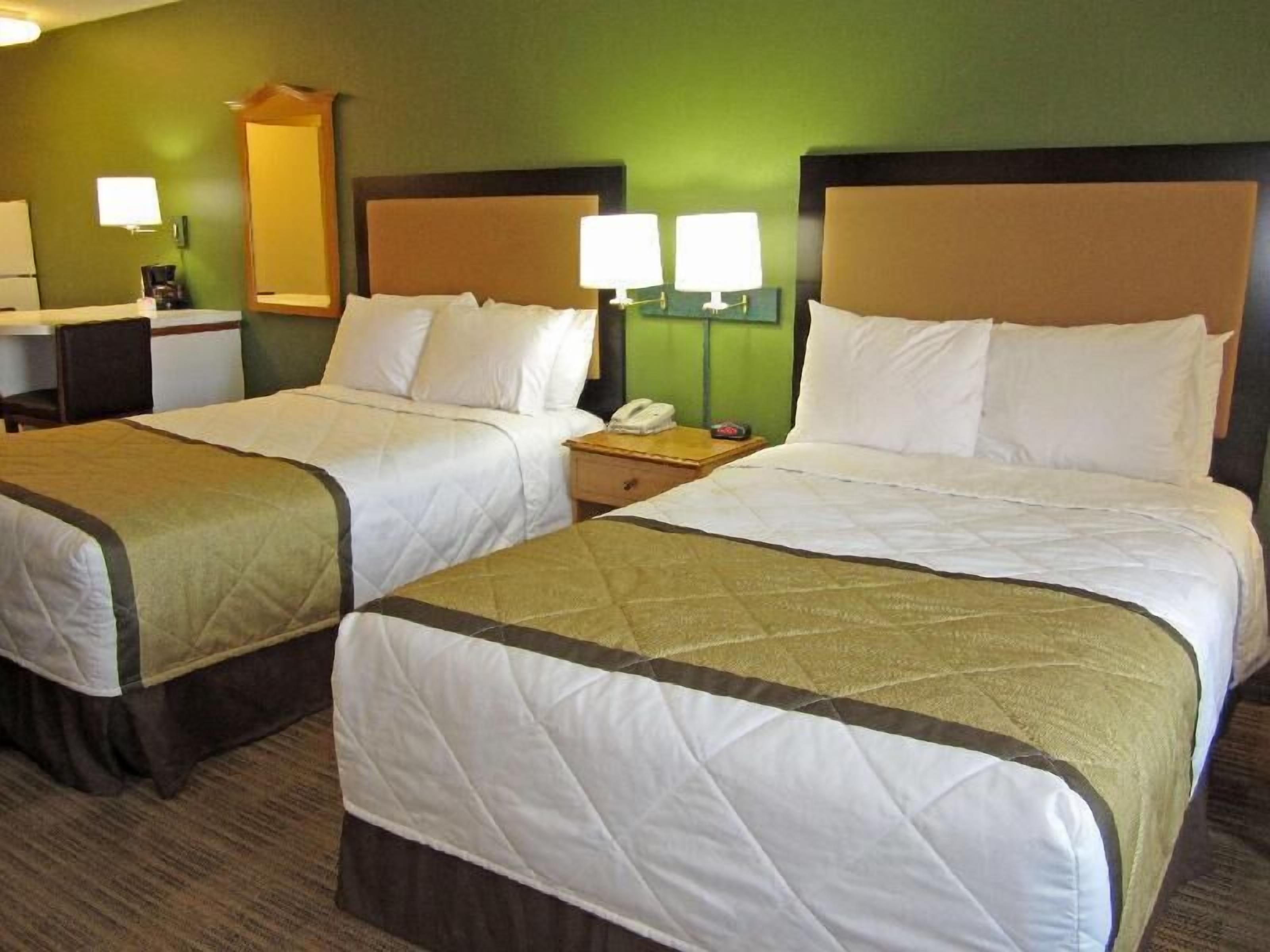 Escritorio, wifi gratis y ropa de cama 