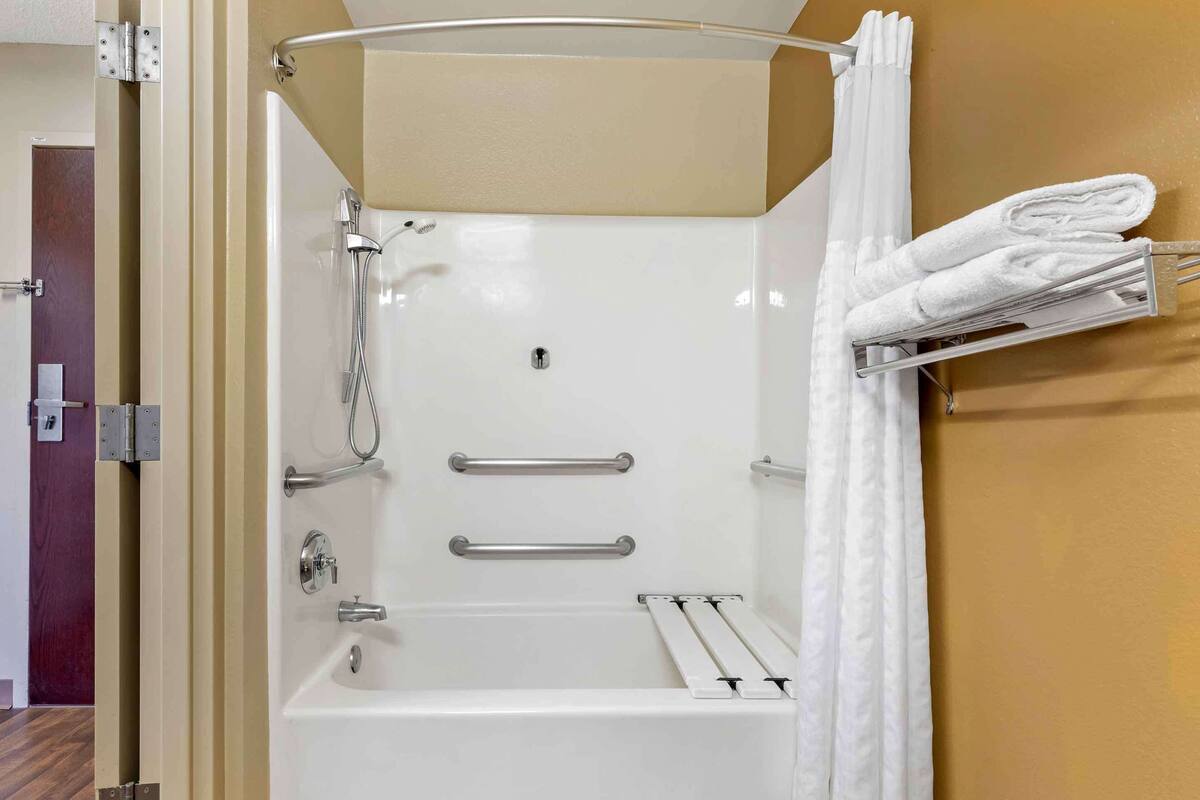combined shower/bathtub, free toiletries, towels