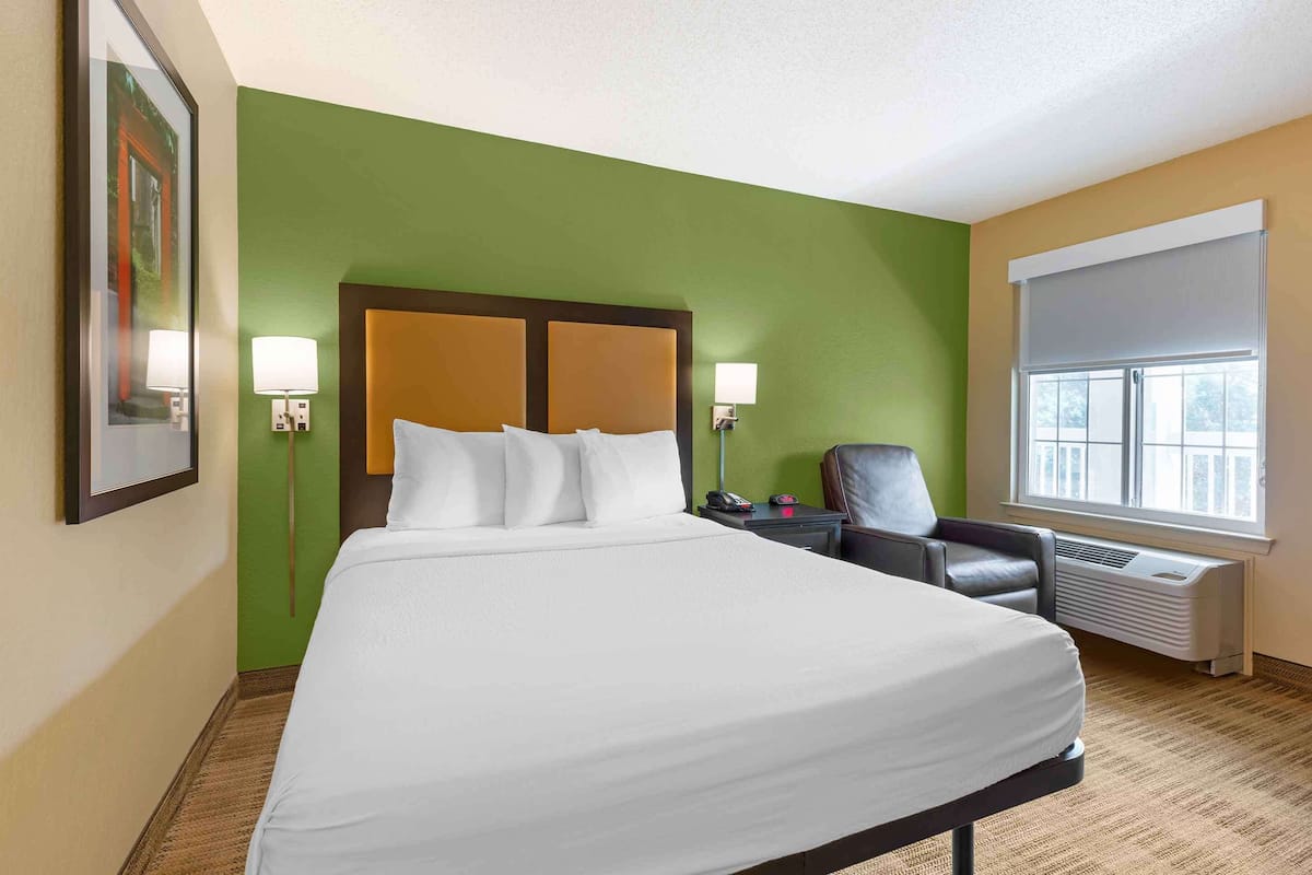 Studio, 1 Queen Bed, Non Smoking | Desk, iron/ironing board, free WiFi, bed sheets