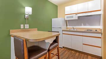 Deluxe Studio, 1 King Bed with Sofa bed, Non Smoking | Desk, iron/ironing board, free WiFi, bed sheets