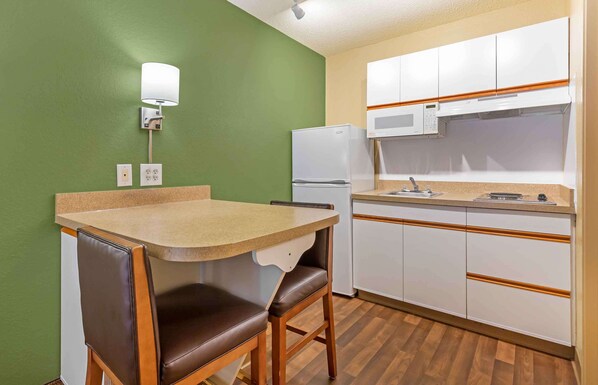 Deluxe Studio, 1 King Bed with Sofa bed, Non Smoking