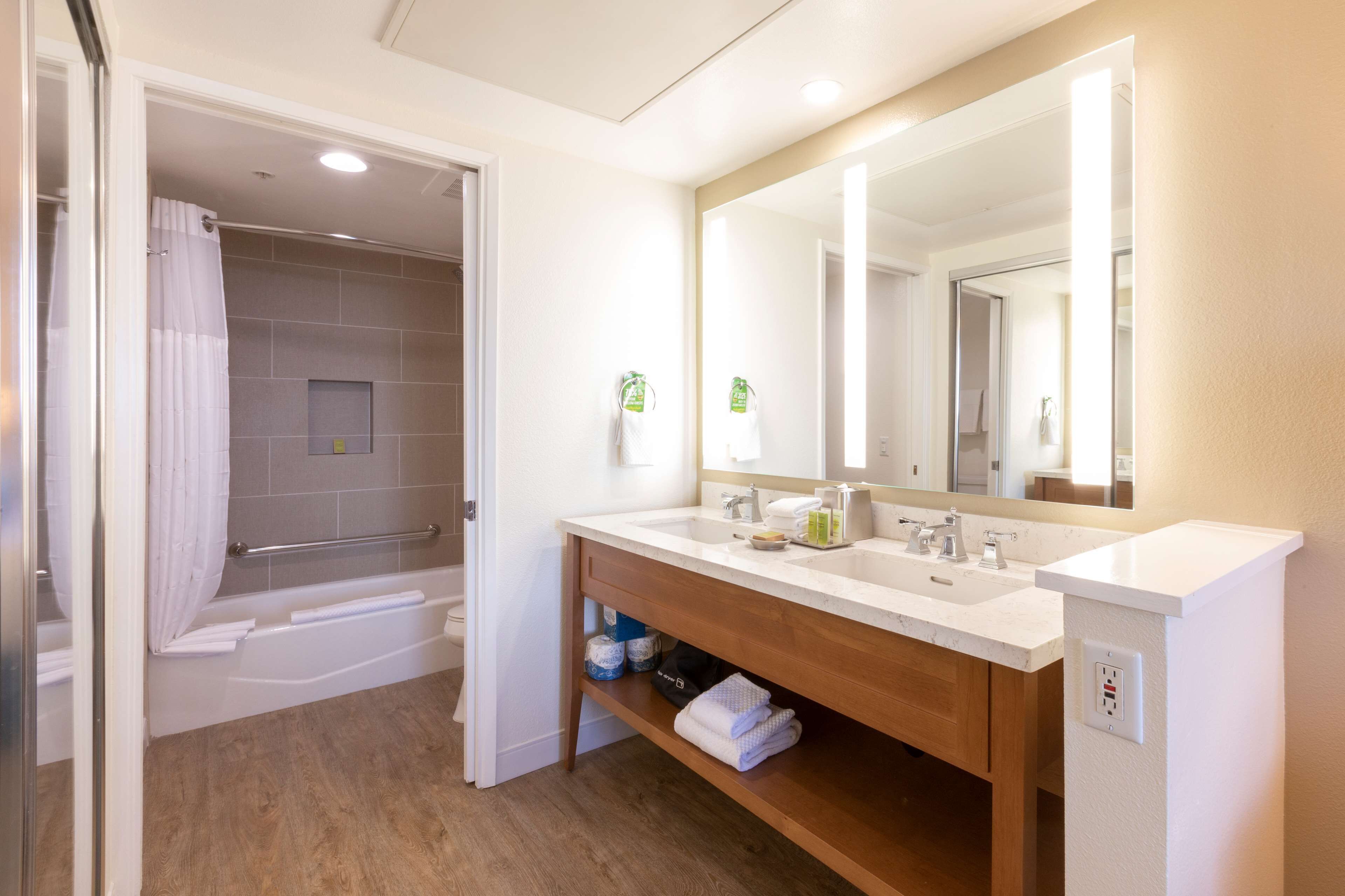 combined shower/bathtub, hair dryer, towels, shampoo