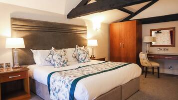 1 bedroom, individually decorated, individually furnished, desk