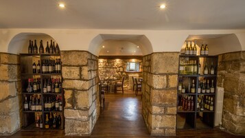 供应早餐、午餐和晚餐，国际美食