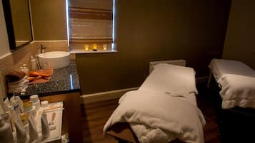 Couples treatment room(s), sauna, steam room, body treatments