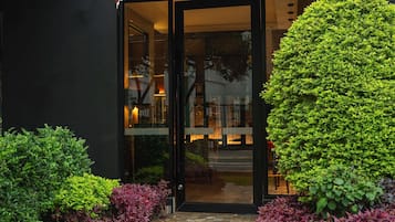 Se sirven desayunos, comidas, cenas y cocina local con vista al jardín