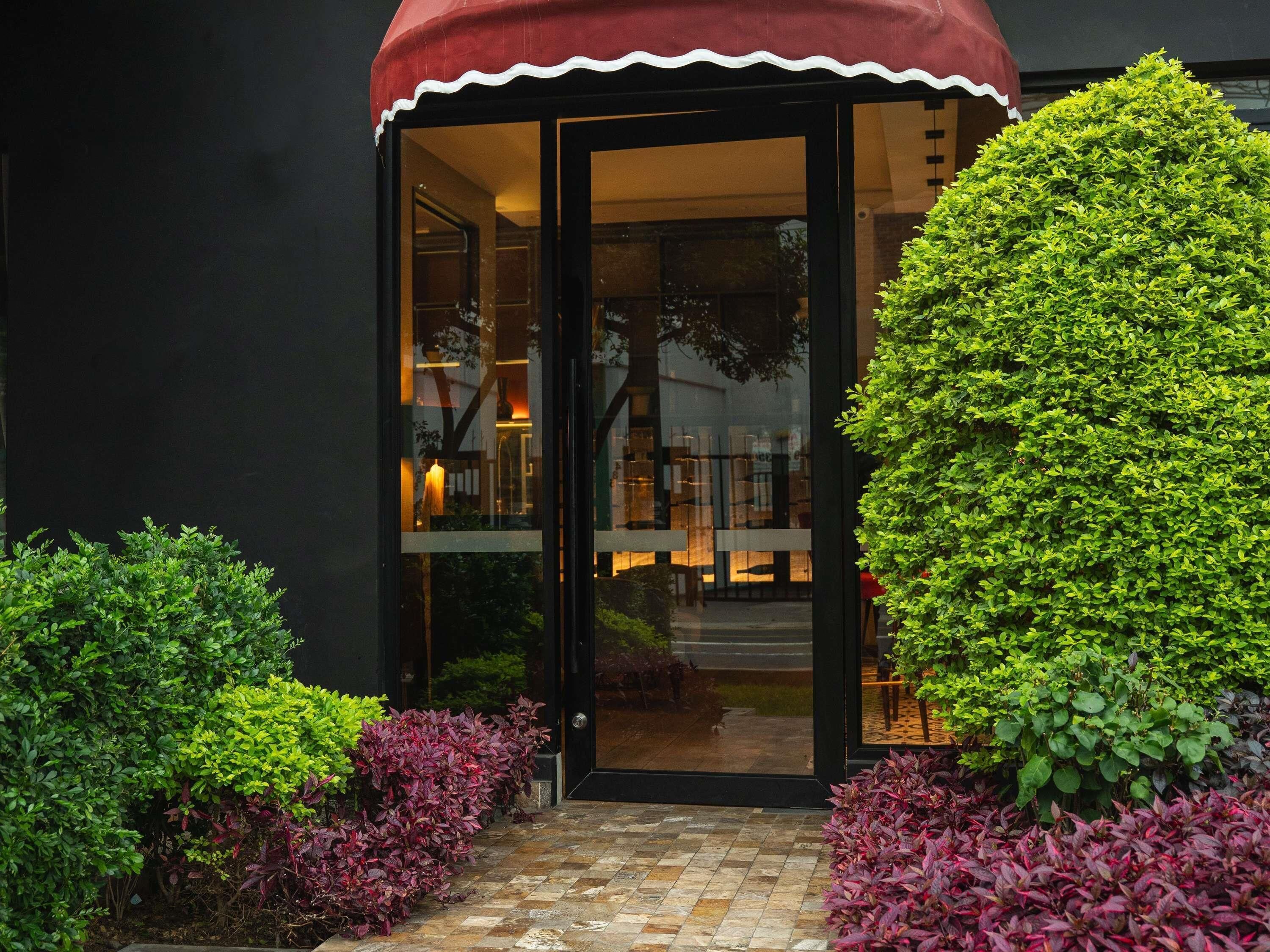 Se sirven desayunos, comidas, cenas y cocina local con vista al jardín