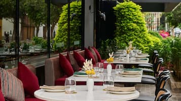 Petit déjeuner, déjeuner et dßner servis sur place, vue sur le jardin