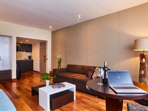 Premium bedding, pillow-top beds, minibar, in-room safe - Manto Hotel Lima - MGallery  Collection (Lima)