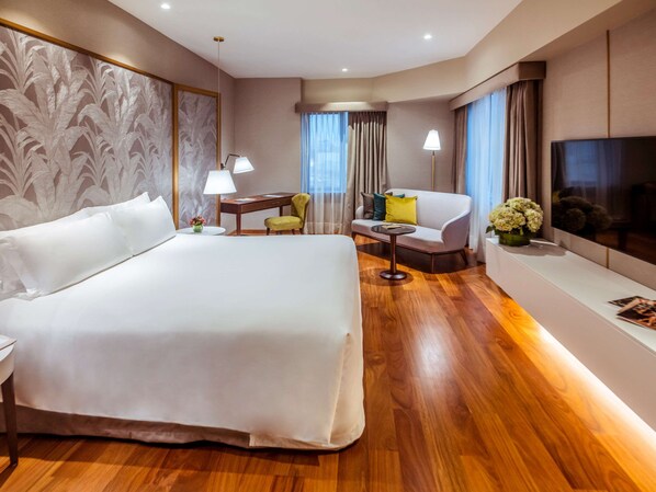 Deluxe Room, 1 King Bed | Premium bedding, pillow-top beds, minibar, in-room safe