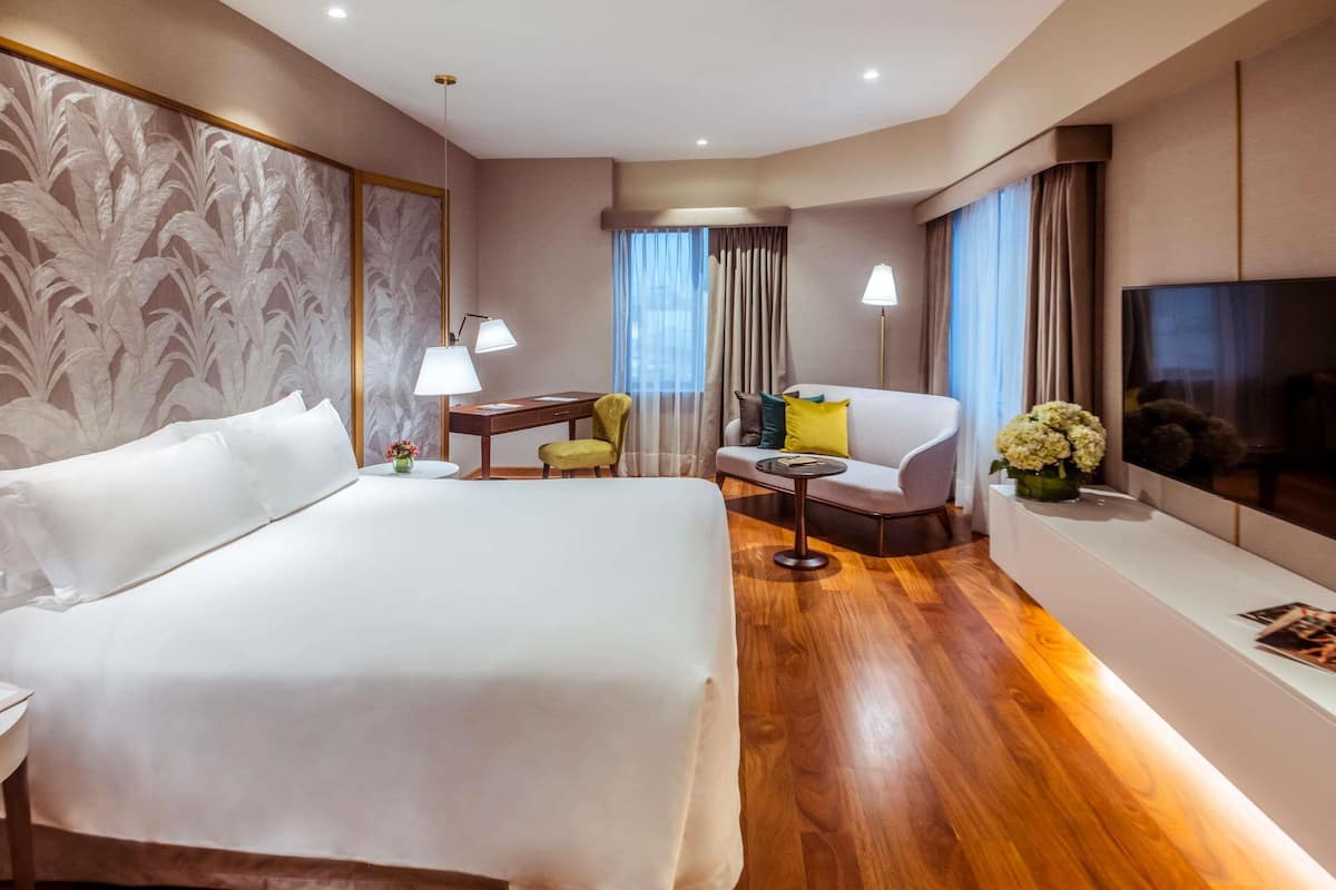 Deluxe Room, 1 King Bed | Premium bedding, pillowtop beds, minibar, in-room safe