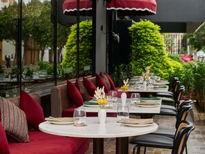 Se sirven desayunos y almuerzos; cocina local; con vista al jardín