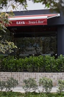 Se sirven desayunos y almuerzos; cocina local; con vista al jardín