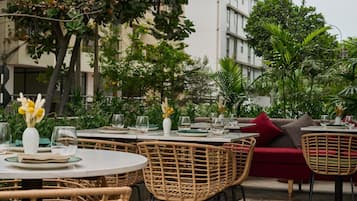 Petit déjeuner, déjeuner et dßner servis sur place, vue sur le jardin