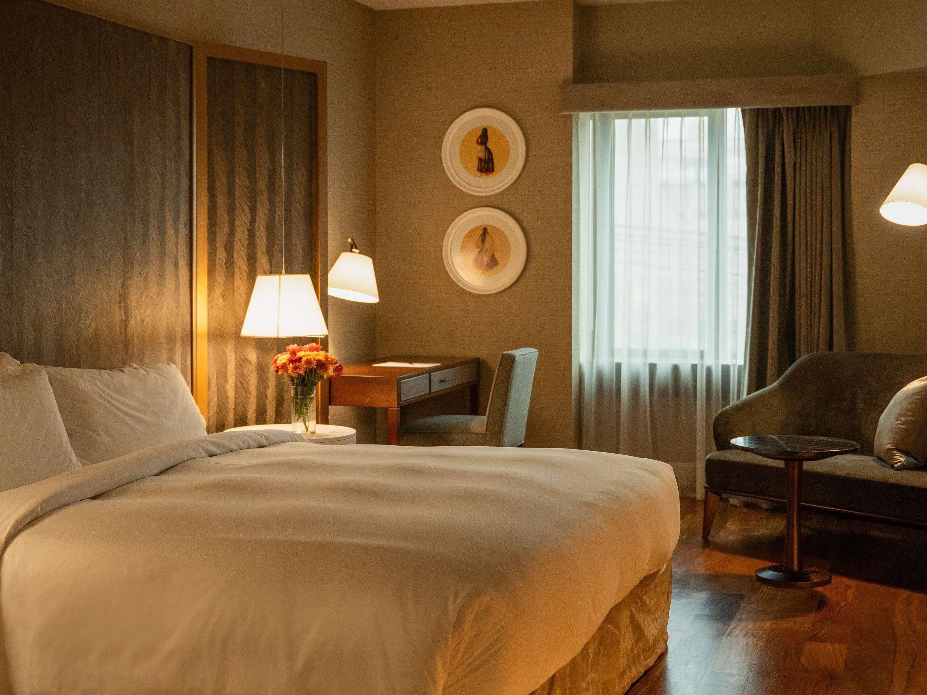 Deluxe Room, 1 King Bed | Premium bedding, pillowtop beds, minibar, in-room safe