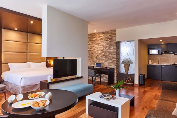 Ropa de cama de alta calidad, colchones con acolchado adicional, minibar