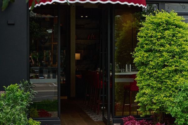 Breakfast, lunch, dinner served; local cuisine, garden views