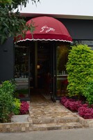 Se sirven desayunos, almuerzos y cocina local (con vistas al jardín) 