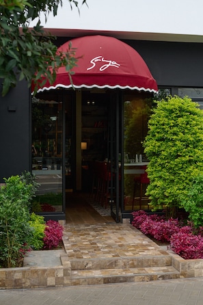 Petit déjeuner, déjeuner et dîner servis sur place, vue sur le jardin