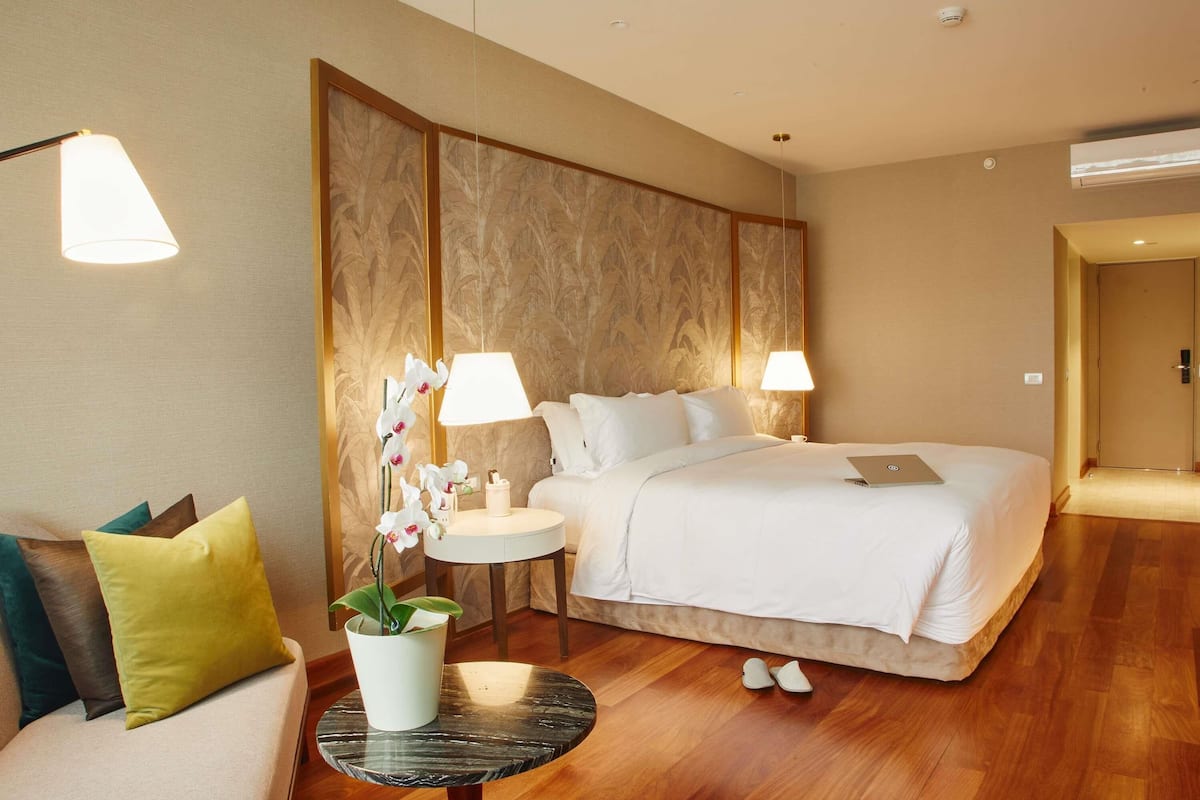 Deluxe-huone, 1 suuri parisänky | Ylelliset vuodevaatteet, pillowtop-patjalliset sängyt, minibaari