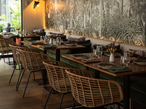 Breakfast, lunch, dinner and brunch served