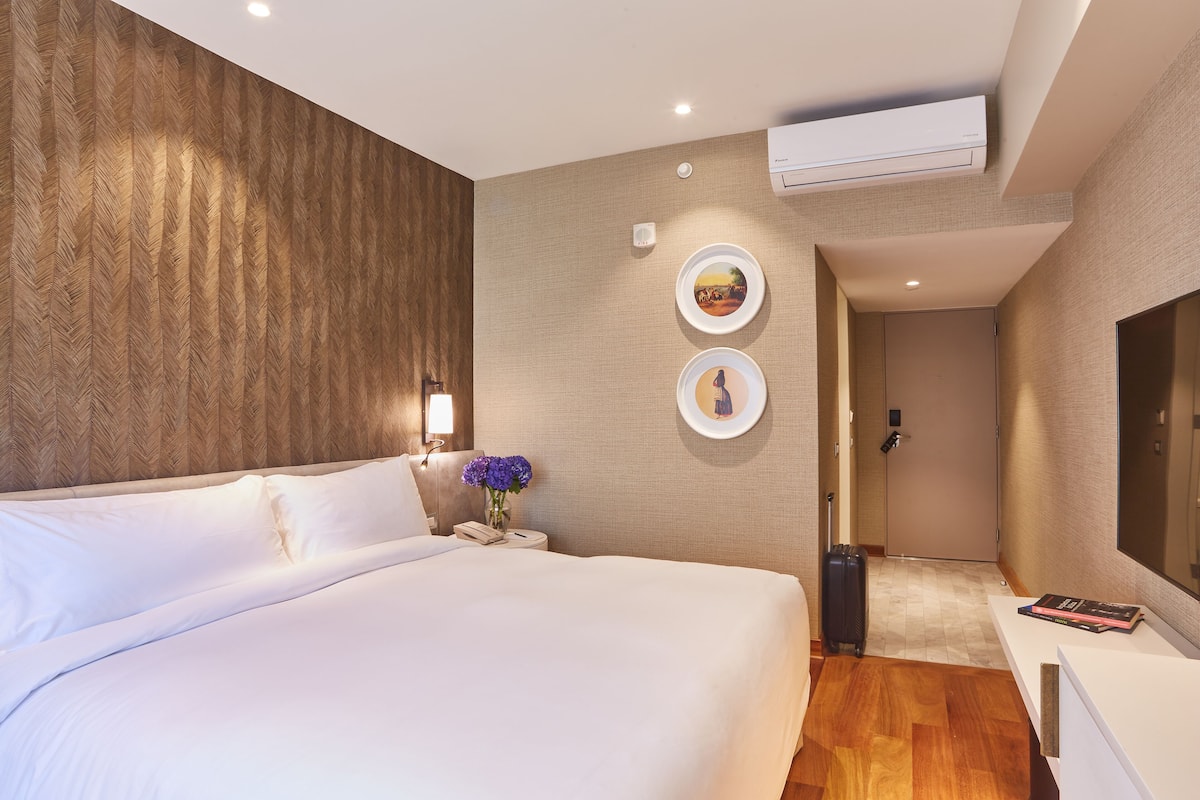 Chambre Classique, 1 très grand lit | Literie de qualité supérieure, surmatelas, minibar