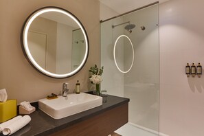 Shower, rainfall showerhead, eco-friendly toiletries, hair dryer - Manto Hotel Lima - MGallery  Collection (Lima)