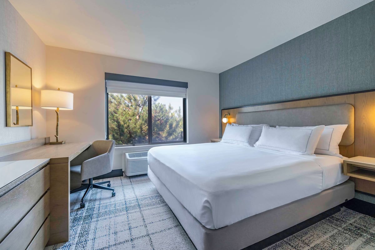 1 Schlafzimmer, hochwertige Bettwaren, Zimmersafe, Schreibtisch