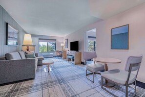 Junior-Suite, 1 King-Bett | Wohnbereich | 55-Zoll-LCD-Fernseher mit Kabelempfang, Fernseher, Bücher