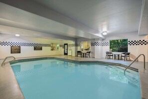 Una piscina cubierta