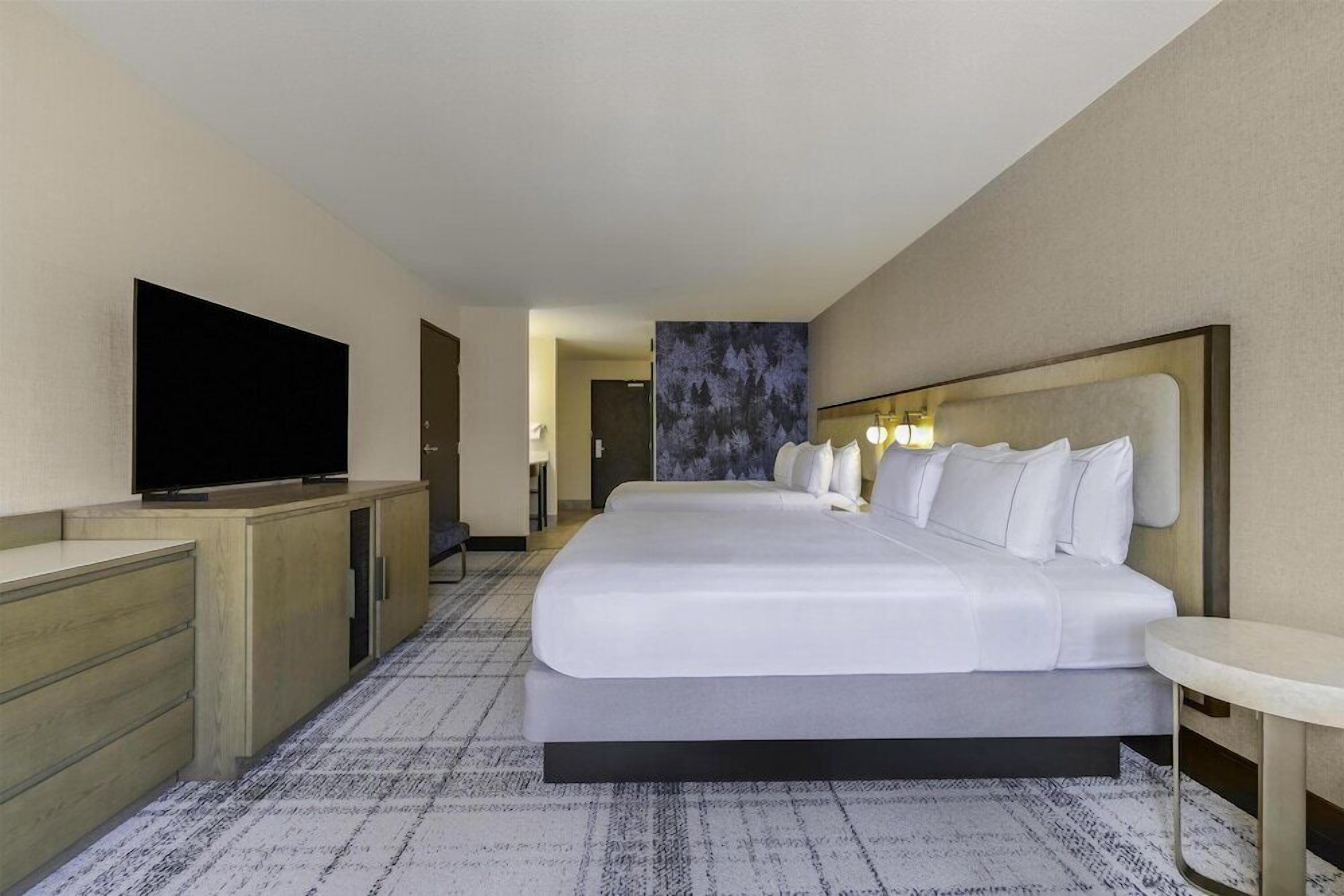 Premium bedding, in-room safe, desk, laptop workspace