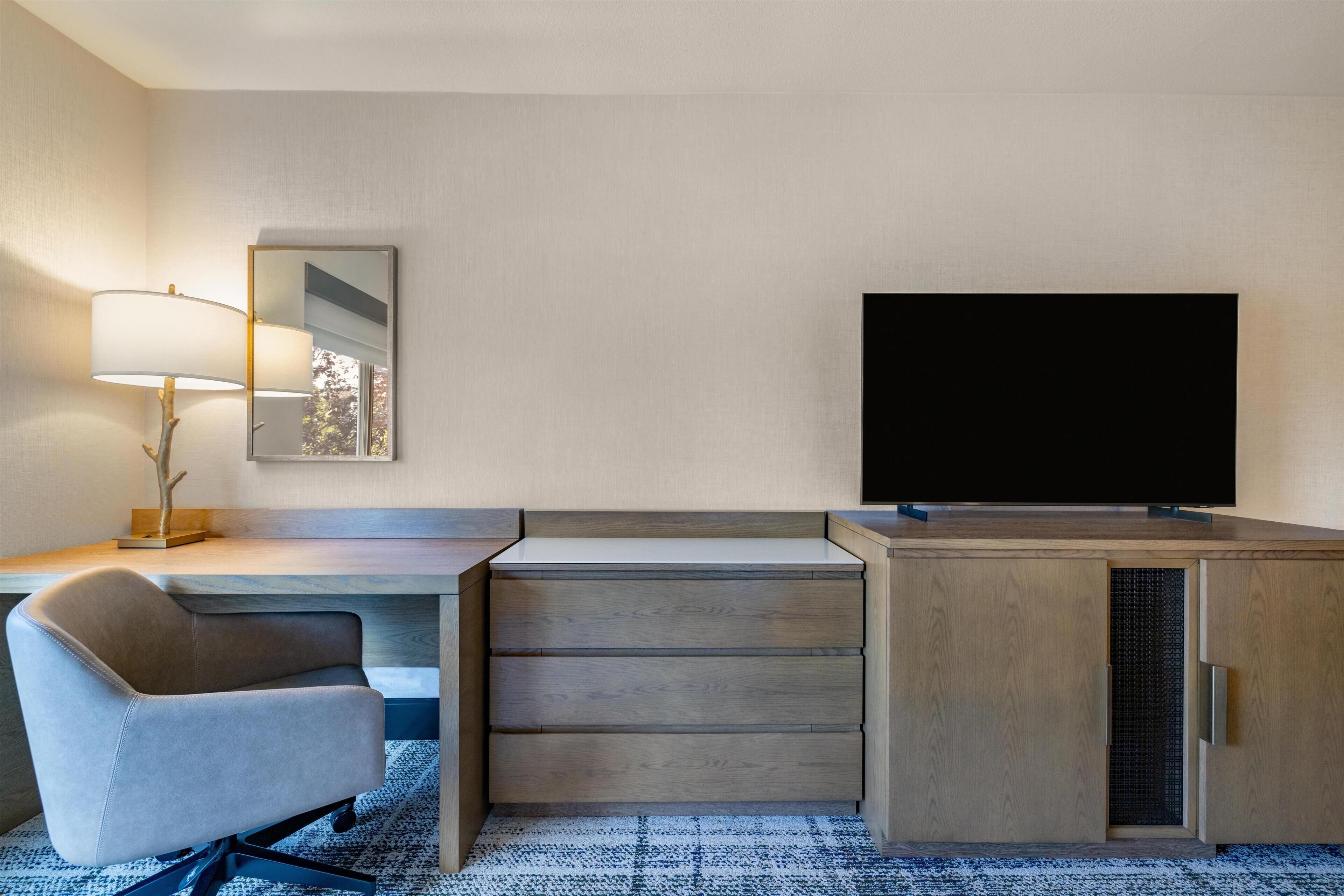 高档床上用品、客房内保险箱、办公桌、笔记本电脑工作区