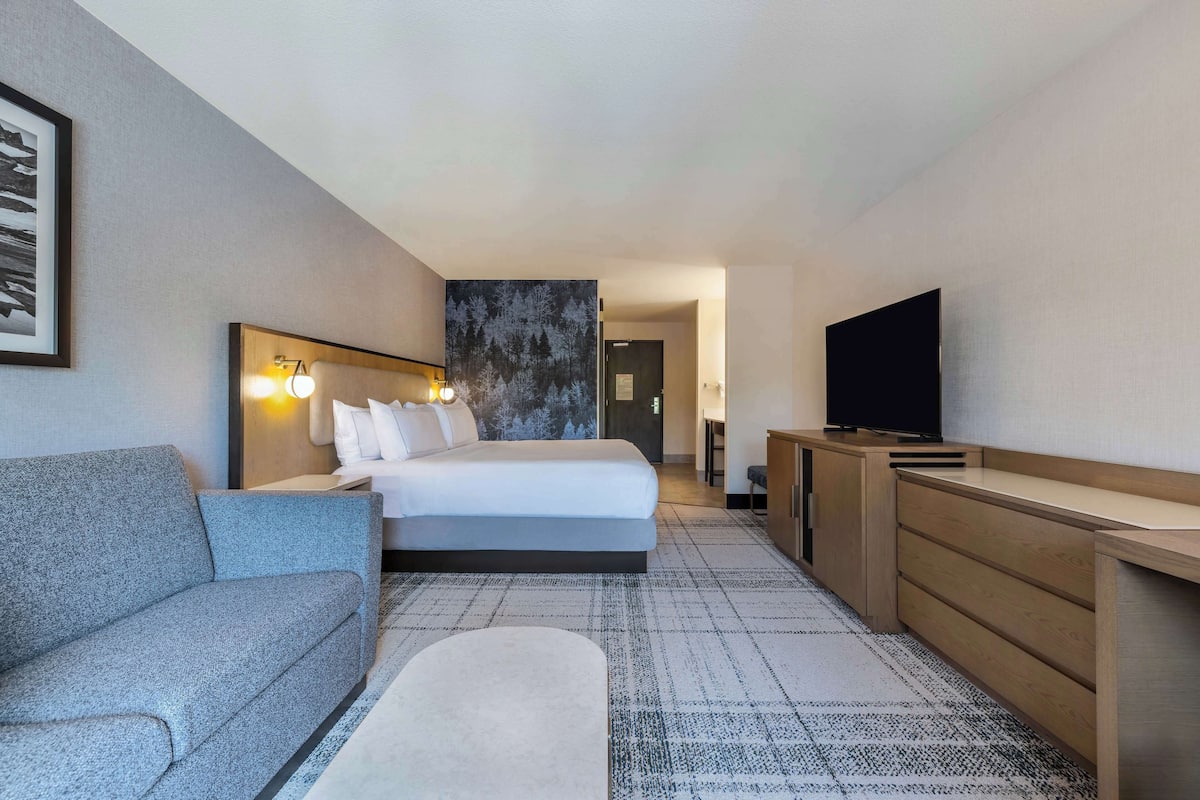 1 Schlafzimmer, hochwertige Bettwaren, Zimmersafe, Schreibtisch