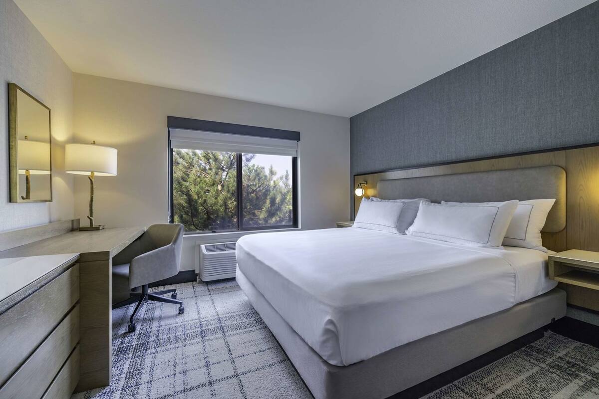 Roupas de cama premium, cofres nos quartos, escrivaninha