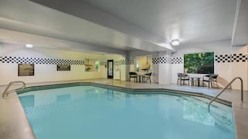 Kolam renang tertutup