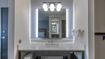 Bañera con ducha, artículos de tocador gratuitos, secador de pelo