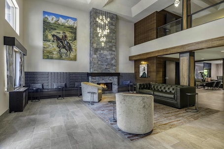Lobby. The Newberry Hotel Bend, Tapestry Collection by Hilton