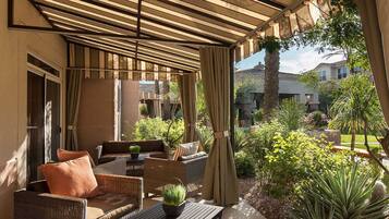 Hypo-allergenic bedding, down duvets, in-room safe, desk