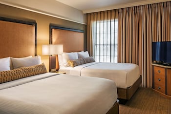 Hypo-allergenic bedding, down comforters, in-room safe, desk at Sonesta Suites Scottsdale Gainey Ranch