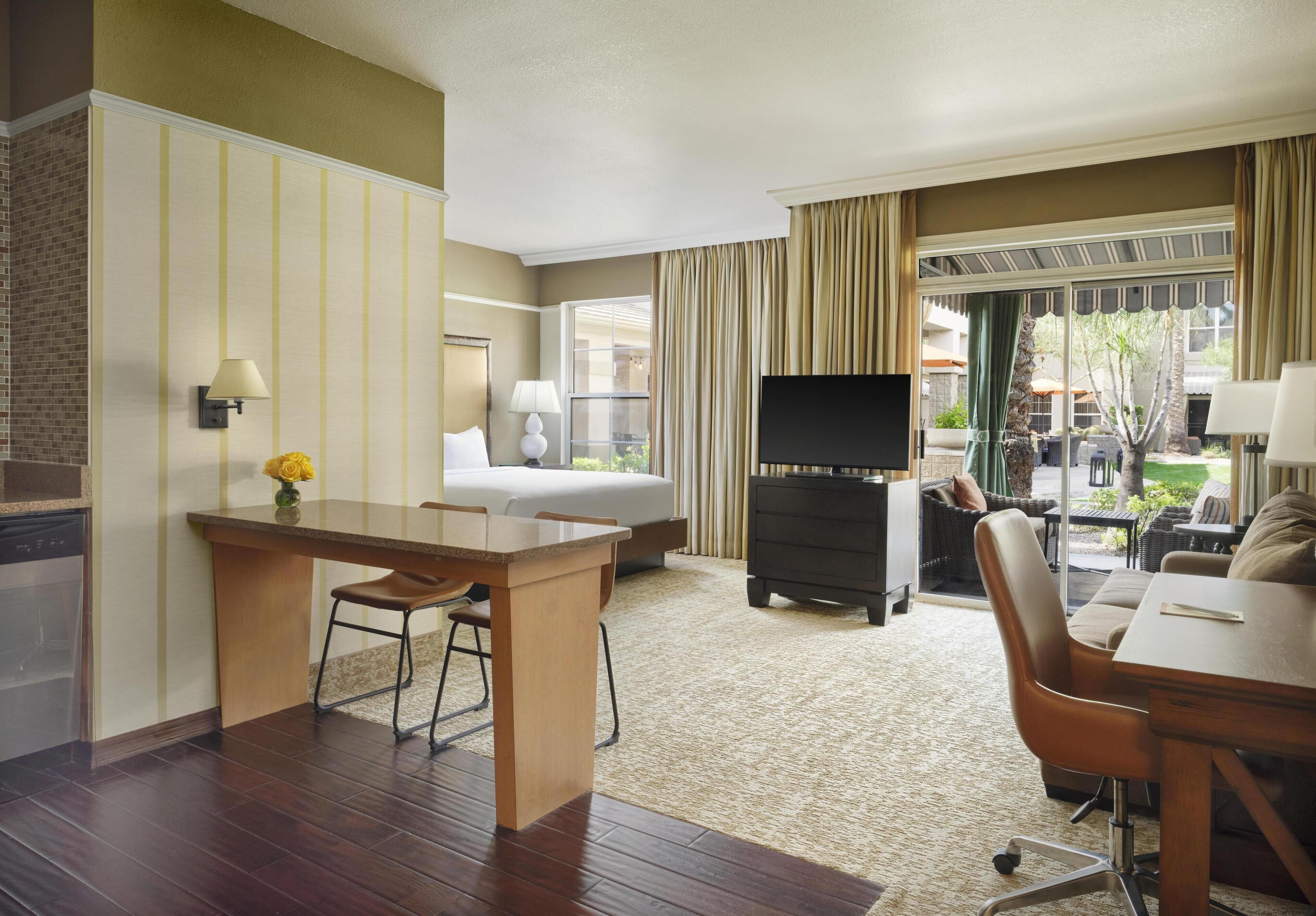 开间套房, 1 张特大床和 1 张沙发床 (Cabana Patio) | 防过敏的被褥、羽绒被、客房内保险箱、办公桌